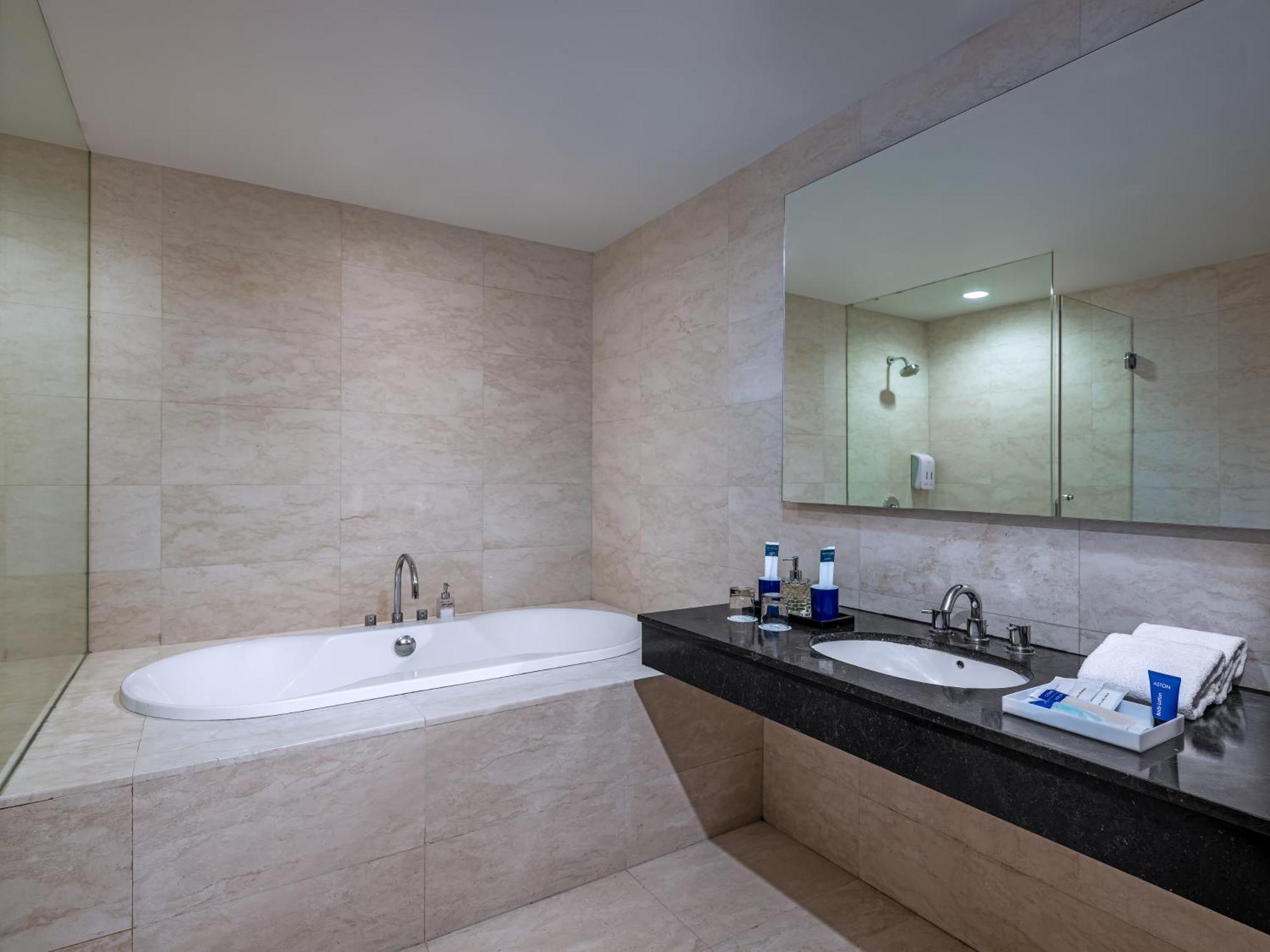 Aston Makassar Hotel & Convention Center Zewnętrze zdjęcie