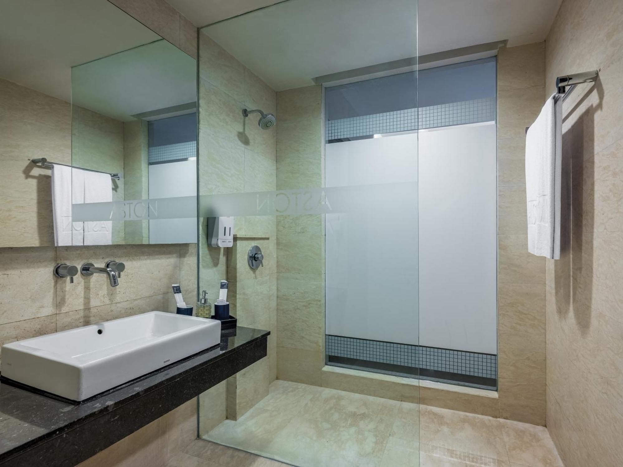 Aston Makassar Hotel & Convention Center Zewnętrze zdjęcie